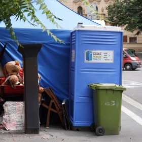 Petiční stánek příliš v pořádku není.