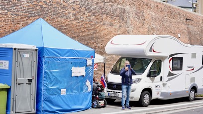 FOTO: Součástí stánku je i karavan.