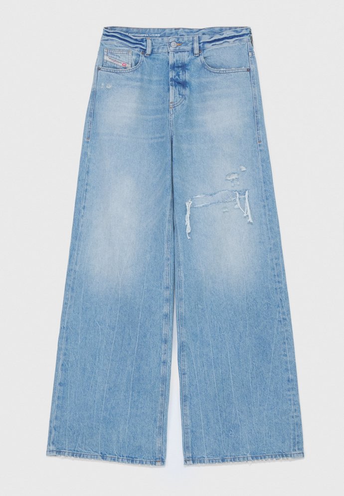 Široké džíny v jejich nabídce také zdobí hned několik líbivých odstínů. Třeba tento vyšisovaný odstín světle modré. Diesel, 7 080 Kč