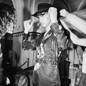 V novém klipu vzdává hold lidem kteří ho podporovali.