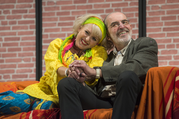 S Miluškou Bittnerovou hraje Ivo Šmoldas divadlo. Vidět je spolu můžeme ve hře Když se zhasne. 