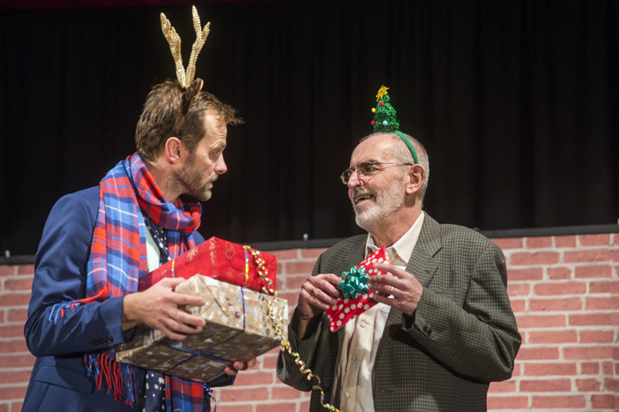 Herec se nebojí ani umělého vánočního stromku na hlavě. 