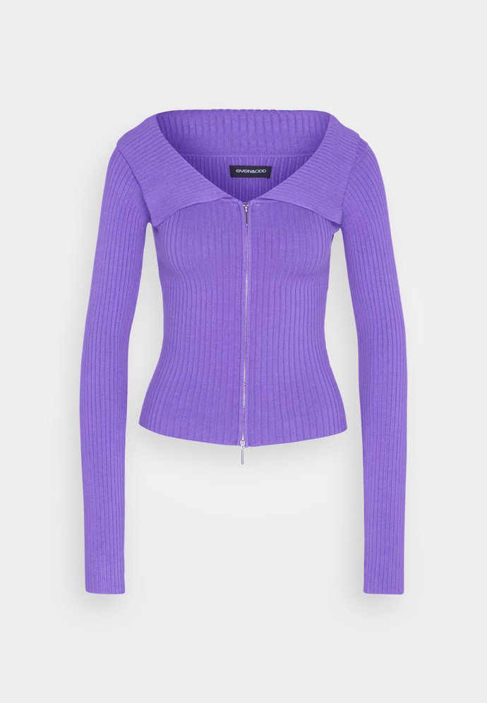 Propínací svetřík s  límcem a sníženými rameny, Even&Odd, 940 Kč.