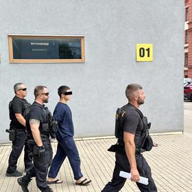 Mladík si podle policistů vyhlédl ženu na zastávce Doupovská v pražské Hostivaři.