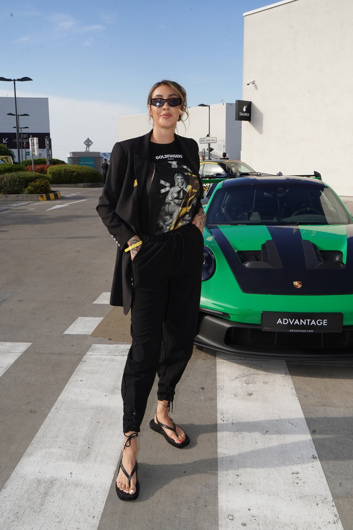 Influencerka Kundosaki zapózovala před barevnými sporťáky.