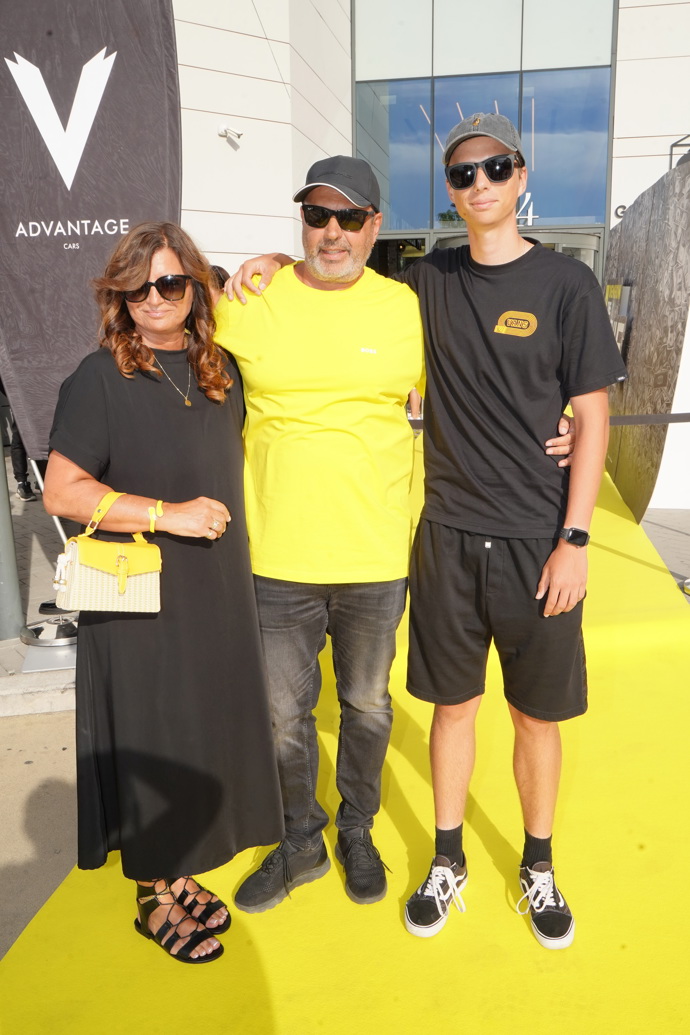 Herec Petr Rychlý vyvedl do kina manželku a nejmladšího syna Petra. Oblékl kanárkově žluté tričko.