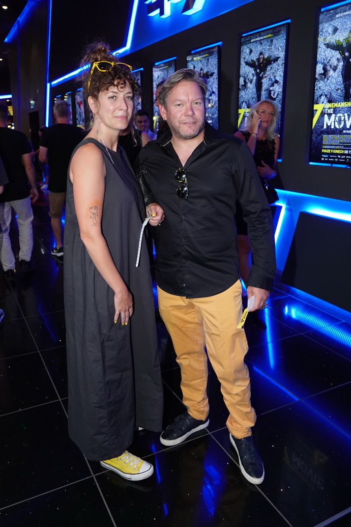 Matěj Ruppert oblékl hořčicově žluté kalhoty a do kina přišel v doprovodu manželky Karolíny.