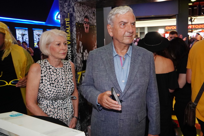Herec Miroslav Donutil si v kině udělal hezký večer s manželkou Zuzanou. Ta oblékla černo-bílé koktejlky.