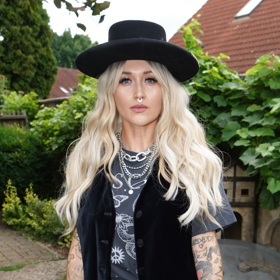 Sharlotě otekla půlka obličeje.