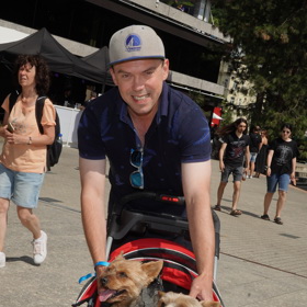 Láďa Hruška je lidový všeuměl, který miluje zábavu.