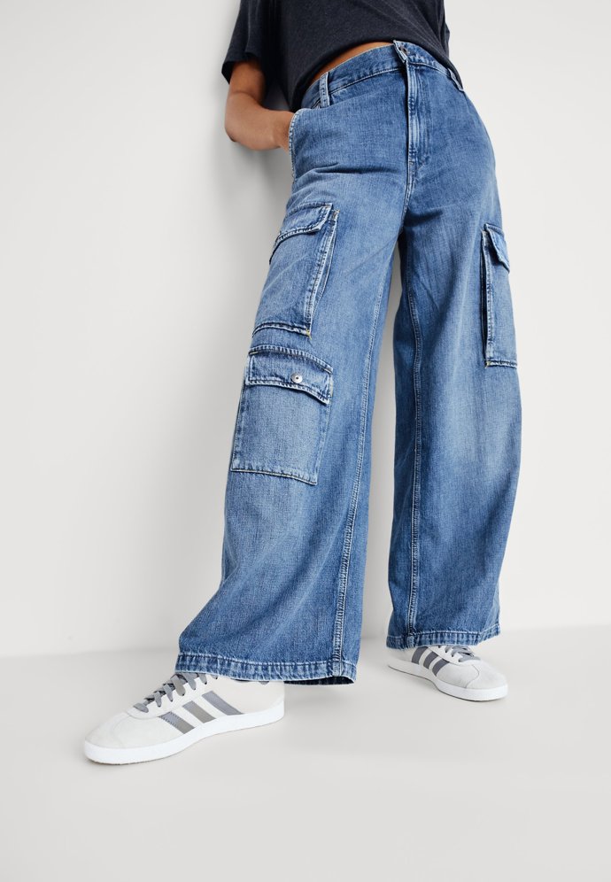 Aktuálním trendům vévodí střihy typu cargo, které nesou hned několik nakládaných kapes. (G-Star)