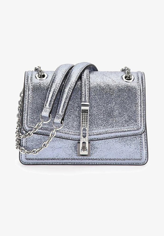 Stříbrná kabelka, Guess, 3 499 Kč.