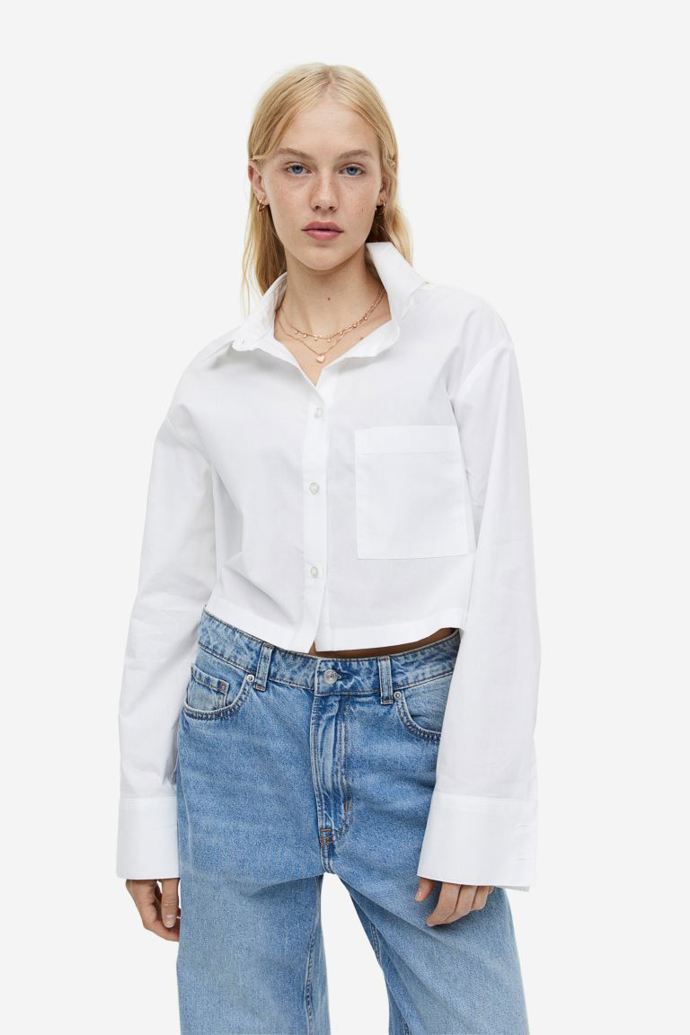 Rozšířený boxy střih klasické košile ve výrazně zkrácené délce. H&M, 399 Kč