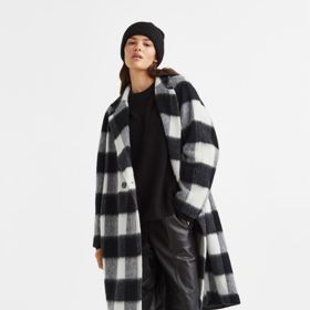 Pořídit vlněný kousek můžete v nápadnější, přesto stejně nadčasové kostce. (H&M, 4 499 Kč) 