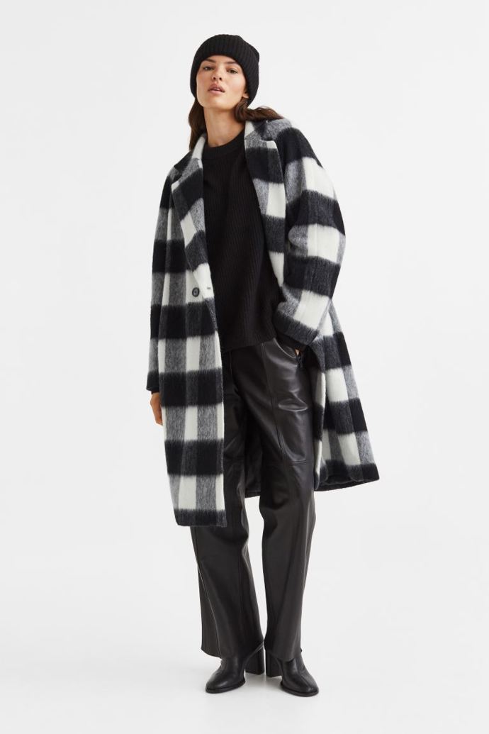 Pořídit vlněný kousek můžete v nápadnější, přesto stejně nadčasové kostce. (H&M, 4 499 Kč) 