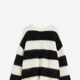 Pruhovaný model ze směsi vlny a mohéru nabízí v aktuálních kolekcích značka H&M. (1 499 Kč)