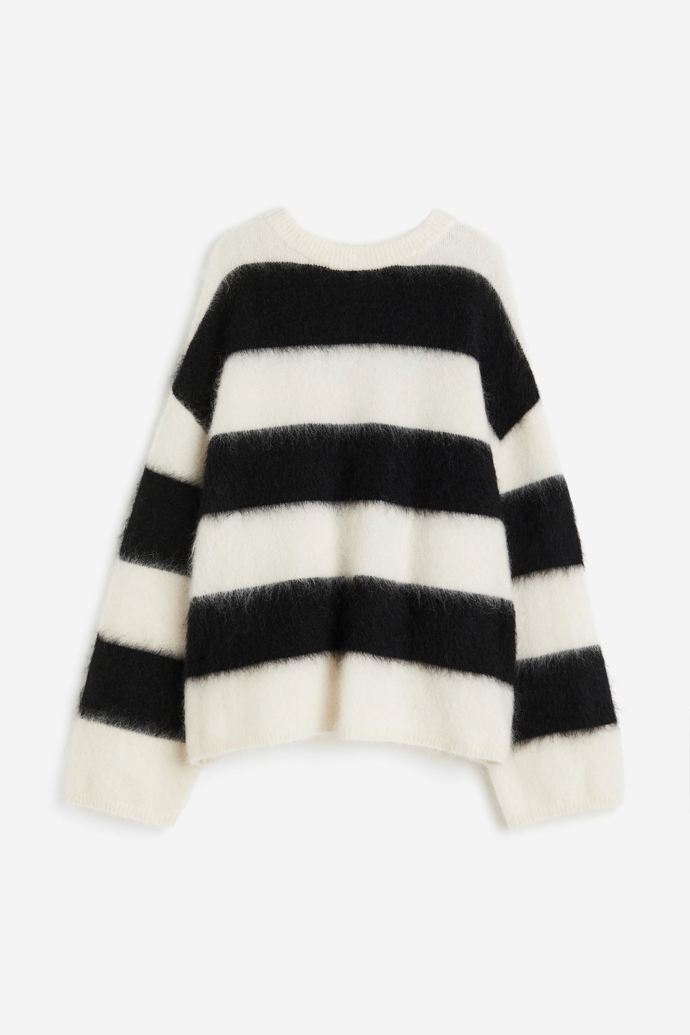 Pruhovaný model ze směsi vlny a mohéru nabízí v aktuálních kolekcích značka H&M. (1 499 Kč)
