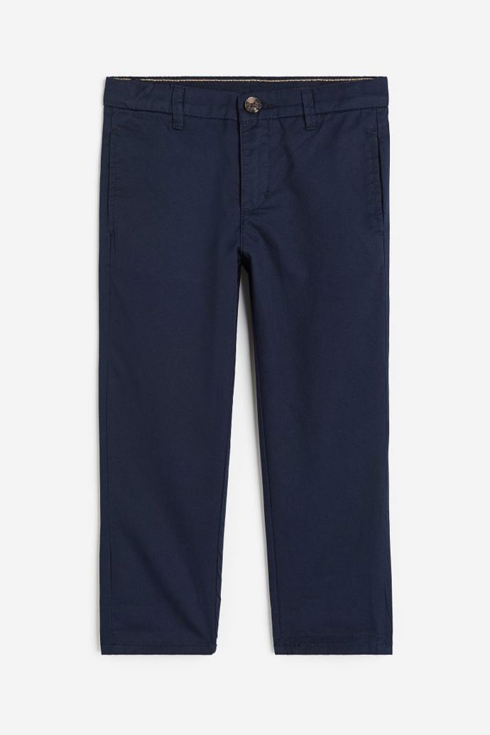 Chino kalhoty jsou základ chlapeckého školního šatníku. Do školy se hodí nejen díky elegantnímu střihu, praktický je i materiál, který dýchá.(H&M, 249 Kč)