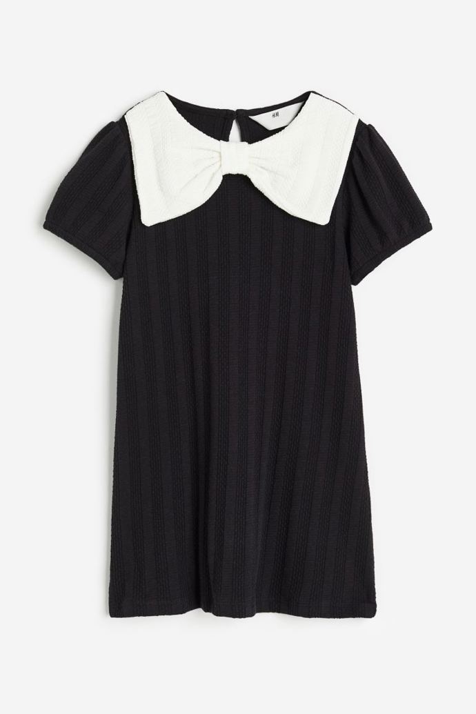 Úpletové šaty s límcem ve tvaru mašle, H&M, 469 Kč.