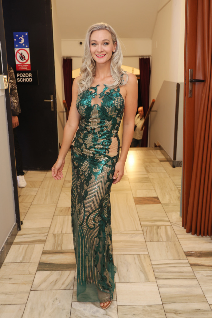 Playmate Bára Mottlová připomínala v zelených flitrech mořskou pannu. Jak nám prozradila, pod šaty od návrhářky Šárky Ordošové už se nevešla podprsenka.