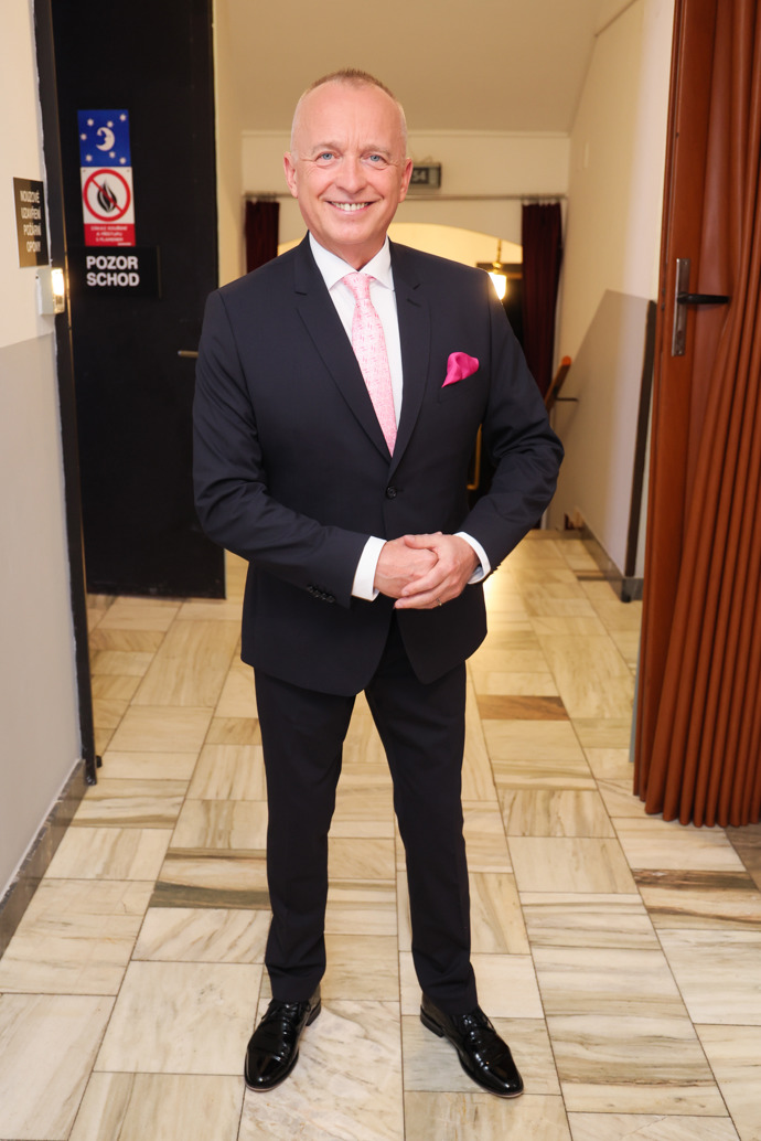 Karel Voříšek se se svou kolegyní sladil kravatou a kapesníčkem.