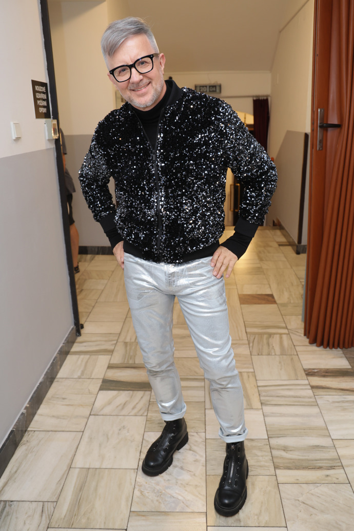 Zpěvák Petr Kotvald rovněž vsadil na flitry. O outfit se mu postaral stylista Dušan Chrástek, se kterým dlouhodobě spolupracuje.