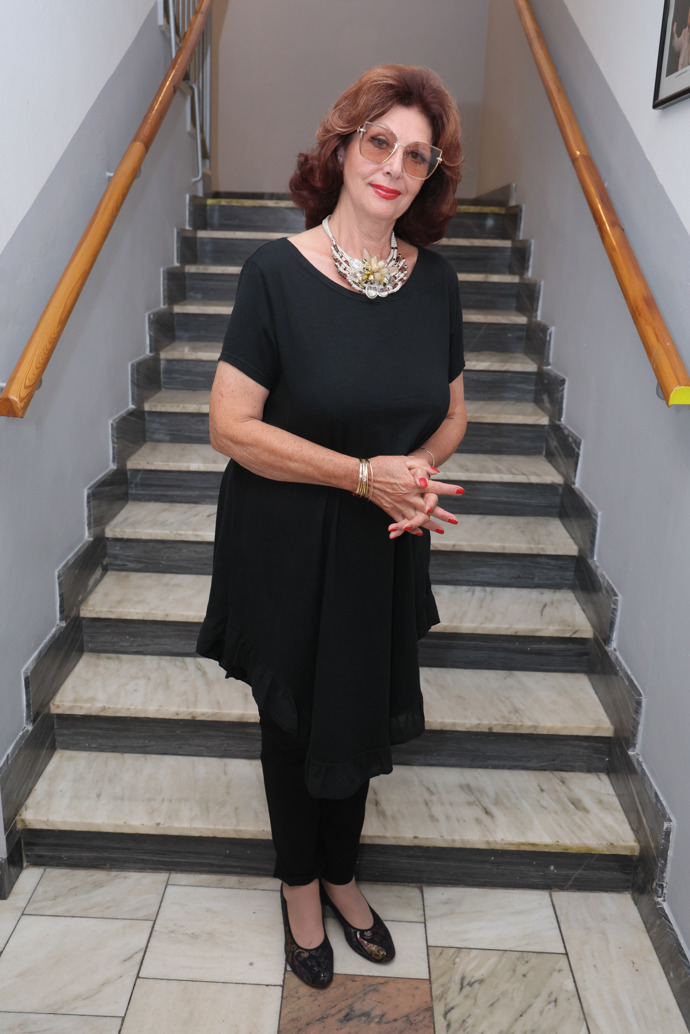 Televizní hlasatelka Saskia Burešová vsadila na černou klasiku. Šaty doplnila výraznou bižuterií, chybět nesměly pro ni typické brýle a ikonický účes. 