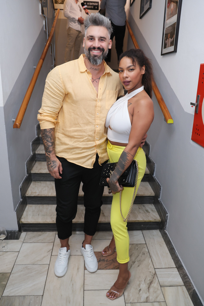 Muž roku 2016 Pepa Kůrka se s partnerkou Angie Mangombe pokoušel sladit košilí, ale nevychytal správný odstín, jak nám sám přiznal. 