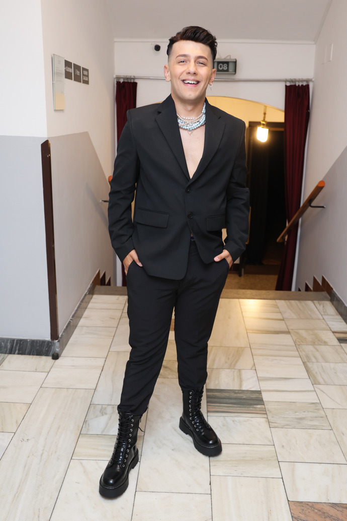 Zpěvák Jan Bendig vystoupil v elegantním černém obleku. Sako oblékl na nahé tělo a dekolt ozdobil náhrdelníky z perel.