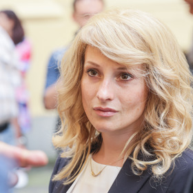 Anna Fialová v roli Ivety Bartošové. 