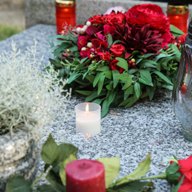 Na hrobě Zagorové stále hoří plno svíček
