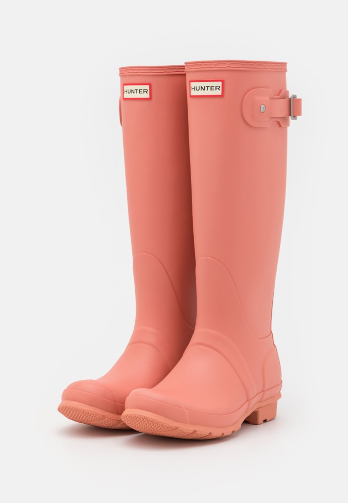 Ikonické holínky Hunte si můžete pořídit v mnoha barevných provedeních. (3 850 Kč)