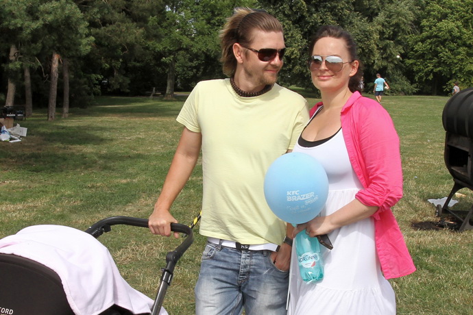 Když si Jitka Čvančarová brala po roce randění Petra Čadka, nosila už pod srdcem dceru Elenu Emilii.