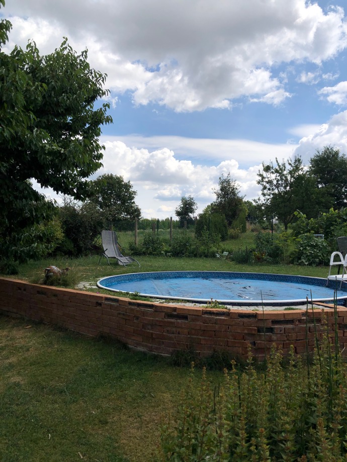 Chalupa Ivo Šmoldase má krásný bazén, kde se rády koupou vnoučata.