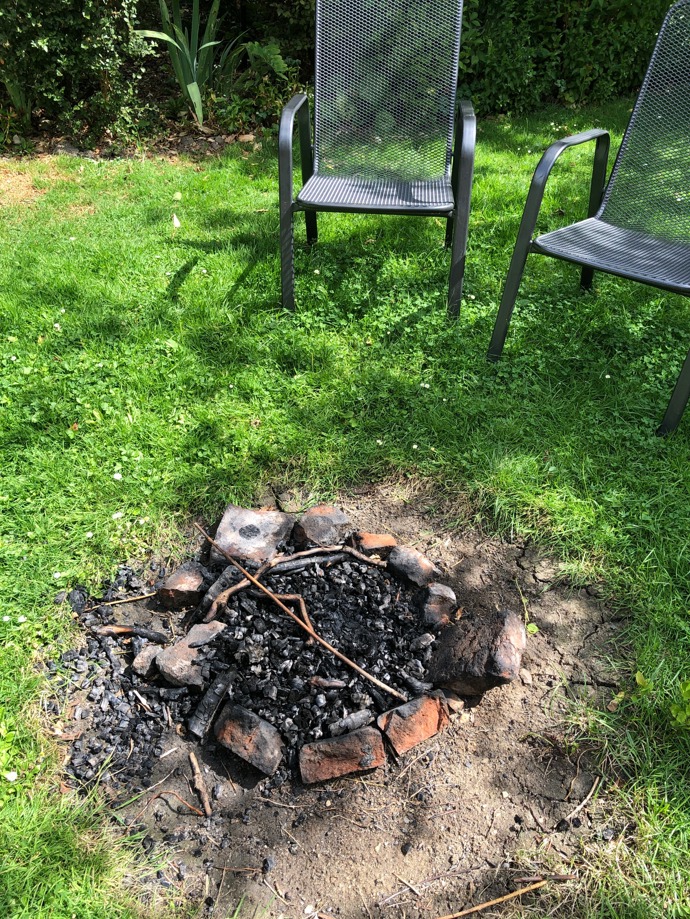 U Iva Šmoldase na chalupě nechybí ani ohniště.