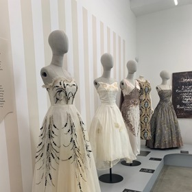Expozice představuje modely značek jako Christian Dior, Givenchy, Balmain nebo Chanel.