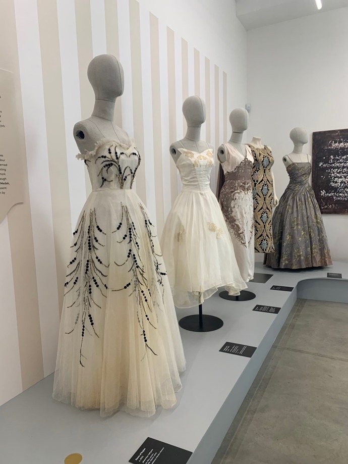 Expozice představuje modely značek jako Christian Dior, Givenchy, Balmain nebo Chanel.