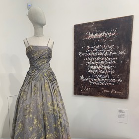 Modely jsou konfrontovány s obrazy , kresbami či grafikami ze sbírek Musea Kampa, které pochází z podobné doby.