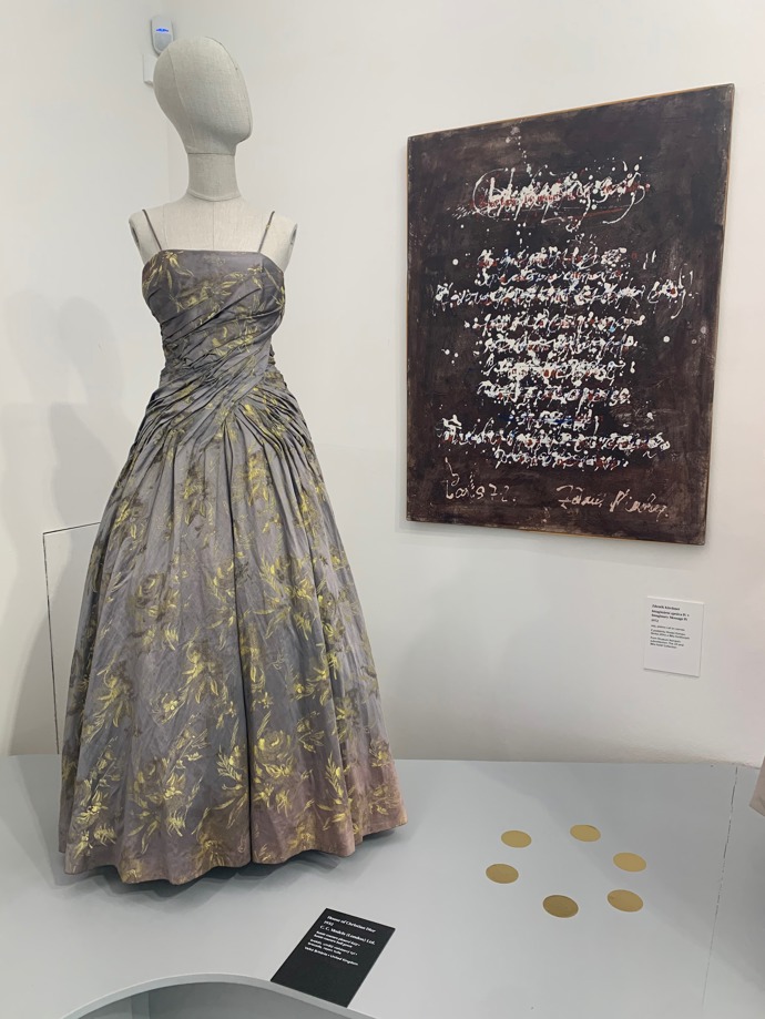 Modely jsou konfrontovány s obrazy , kresbami či grafikami ze sbírek Musea Kampa, které pochází z podobné doby.