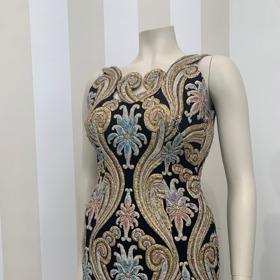 Detail šatů z módního domu Balmain. Ty pochází z roku 1960 a z šatníku gruzínsko-francouzské primabaleríny Ethéry Pagava.