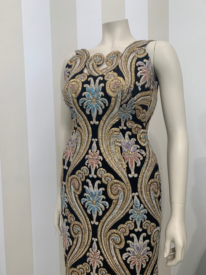 Detail šatů z módního domu Balmain. Ty pochází z roku 1960 a z šatníku gruzínsko-francouzské primabaleríny Ethéry Pagava.