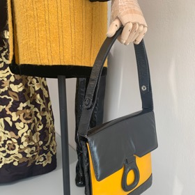 Některé modely doplňují dobové kabelky.