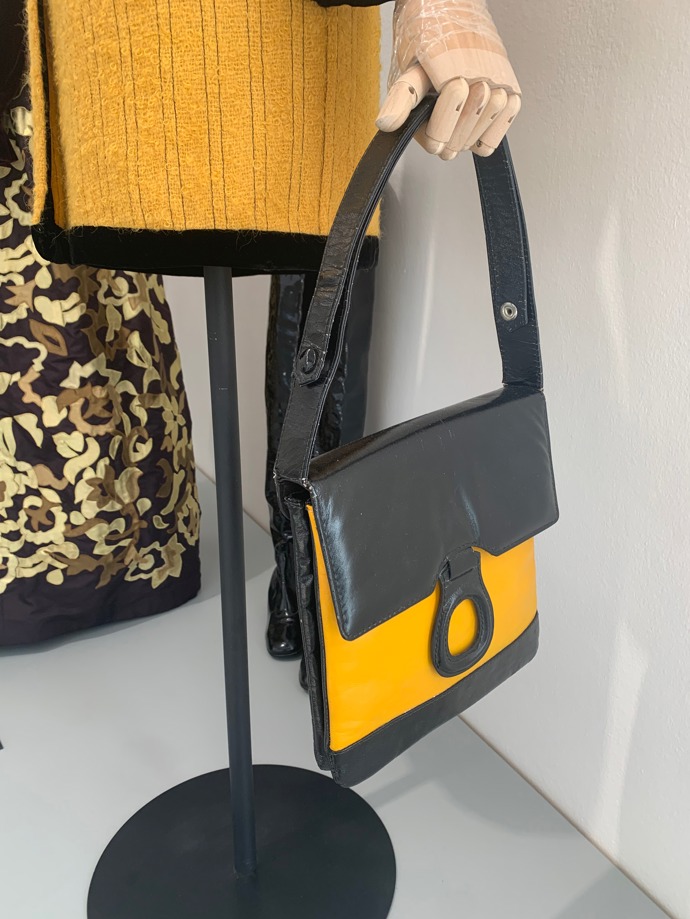 Některé modely doplňují dobové kabelky.