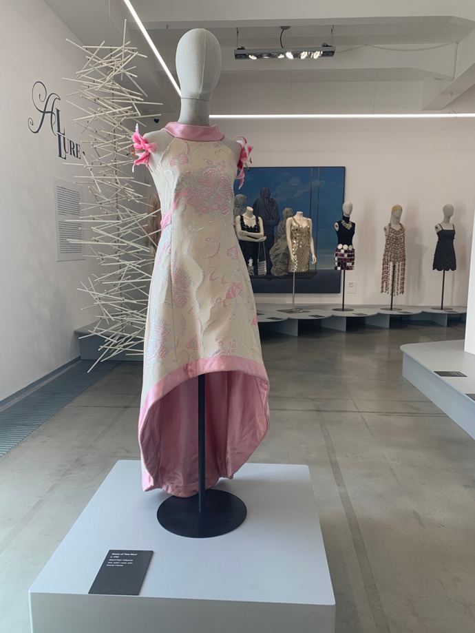 Plesové šaty Nina Ricci z roku 1961 vévodí jednomu z hlavních prostor výstavy Móda X Umění.