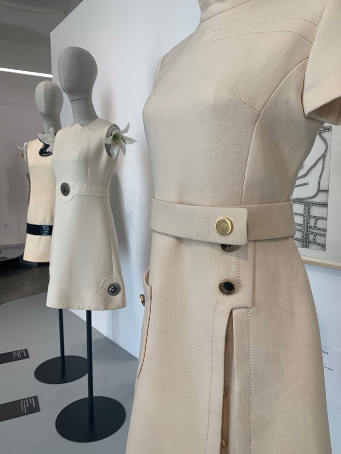 "Kolik centimetrů musí mít sukně, aby mohla být považována za svůdnou nebo naopak nevinnou?" I takové otázky si klade výstava v Museu Kampa.