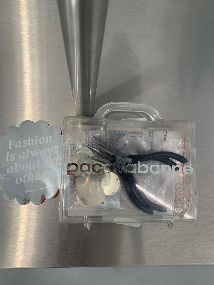 V devadesátých letech model Paco Rabanne vtipně doladil kufřík s doplňujícími disky a očky k individuálnímu sestavení. 