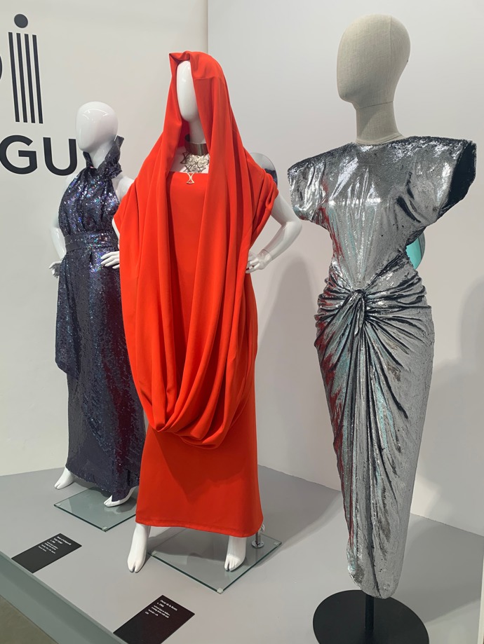 Epilog, kolekce večerních rób, které vévodí rudá štóla Oscar de la Renta.