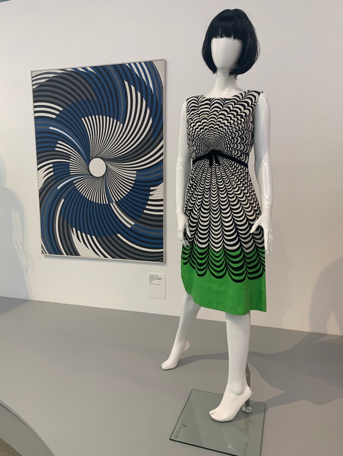 Nadčasovost. Mnoho z vystavených modelů vykazuje známky aktuálních trendů a nebyl by problém zařadit je do šatníku i dnes.