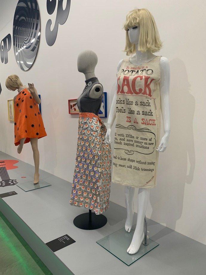 Reklamní šaty jako symbol revolty proti haute couture.