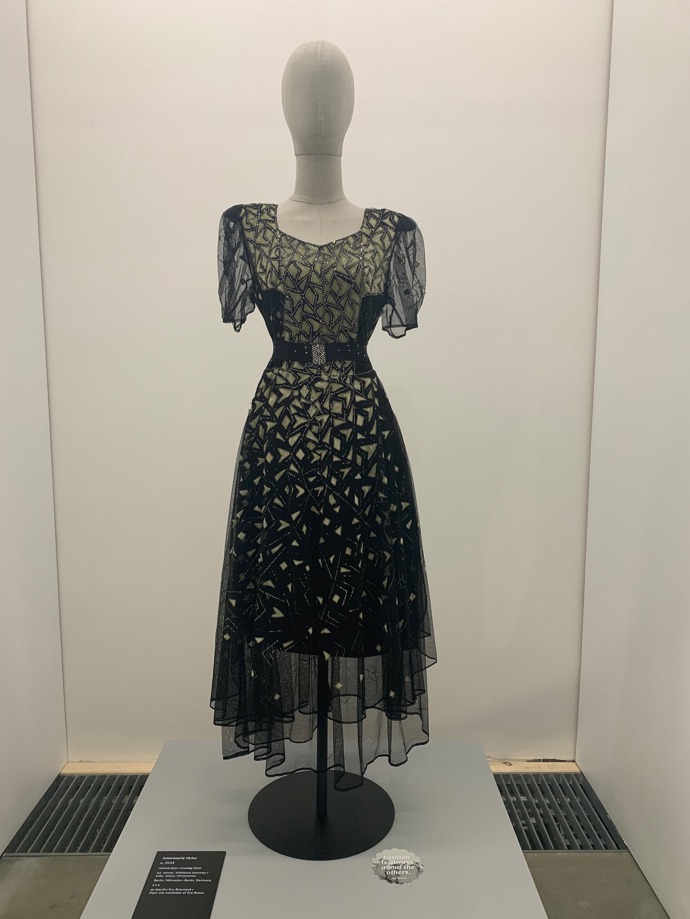 Osamocený model šatů pocházejících z šatníku Evy Braunové.